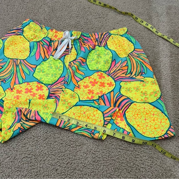 Chubbies Swimming Shorts Men’s X LARGE 
Look Colorful Pineapple 5.5” Swim Trunks - Picture 10 of 16